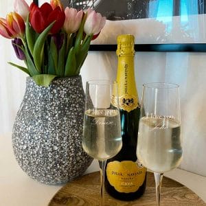 Två stycken Champagneglas Inalto med en champagneflaska och en vas med vackra tulpaner